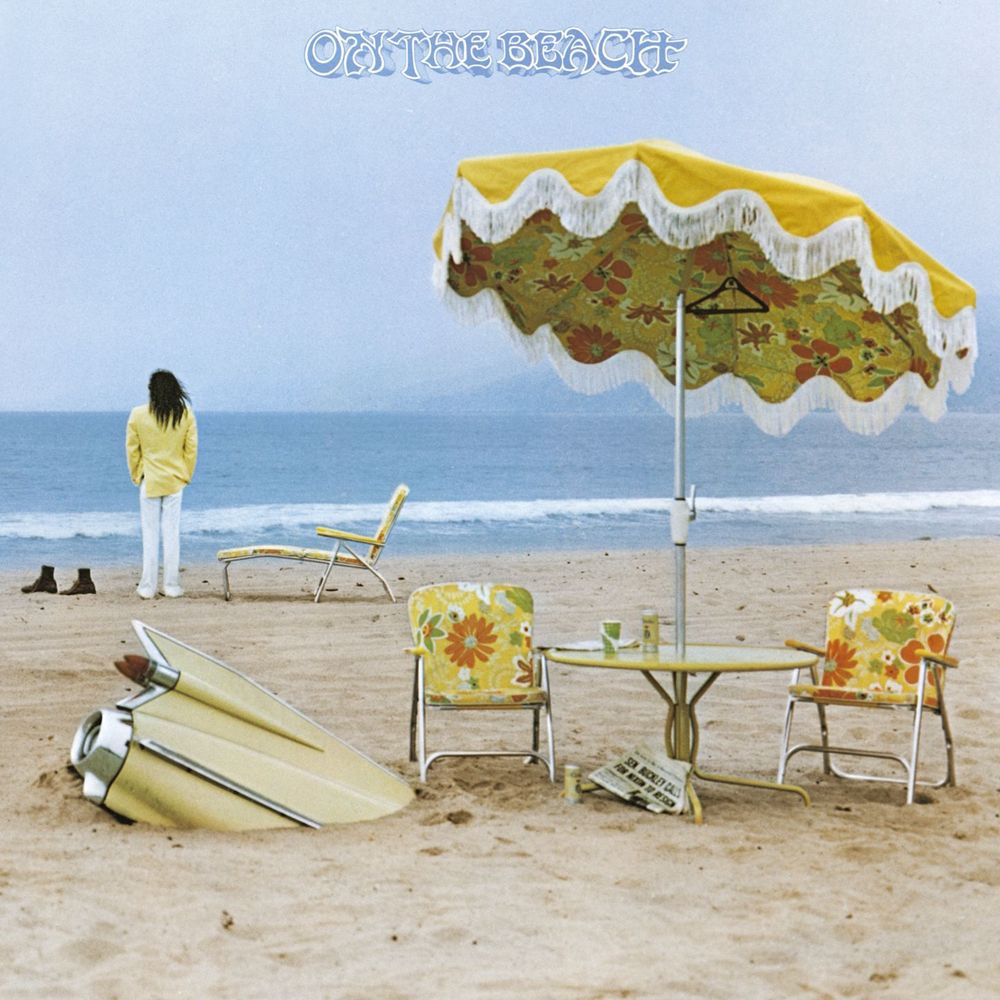 El disco maldito dentro de la carrera de Neil Young. ‘On the beach’ estuvo fuera de circulación hasta 2003 no se sabe muy bien porqué. Fue grabado después, aunque fue editado antes, que ‘Tonight’s the night’ y comparte con este una producción cruda y una temática pesimista, aunque sin llegar a los niveles de aquel. Más allá de todo eso, ‘On the beach’ es una de las mejores colección de canciones de Young, con ‘Walk on’, ‘See the sky about to rain’, ‘Ambulance blues’ o la canción que le da título entre las más destacadas.