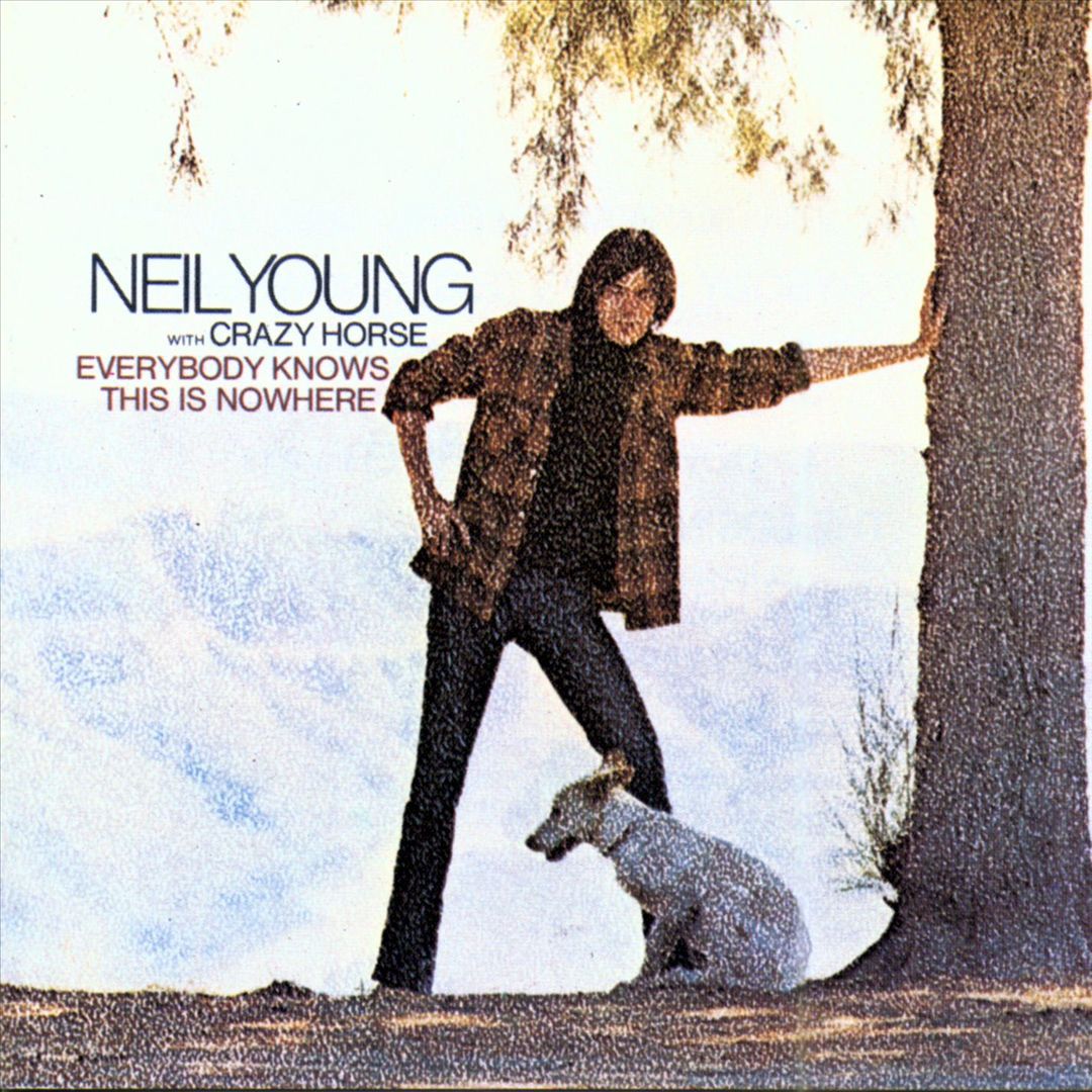 ‘Everybody knows this is nowhere’ es el segundo disco en solitario de Young, después de su aventura con Buffalo Springfield. Tras un debut que, en sus propias palabras, tenía demasiadas ‘pregrabaciones’ con este disco el canadiense encontró su sonido fichando al grupo The Rockets, que se cambió el nombre a Crazy Horse y compartió crédito con el solista. Con el sólido acompañamiento de Danny Whitten, Billy Talbot y Ralph Molina Neil Young se embarcó en largas jams guitarreras en ‘Cowgril in the sand’ y ‘Down by the wire’, además de regalar otras dos gemas que apenas superan los dos minutos, ‘Cinnamon girl’ y la canción que le da título. La mayor parte de estas canciones fueron compuestas en un mismo día mientras Young ardía con 39º de pura fiebre creativa.