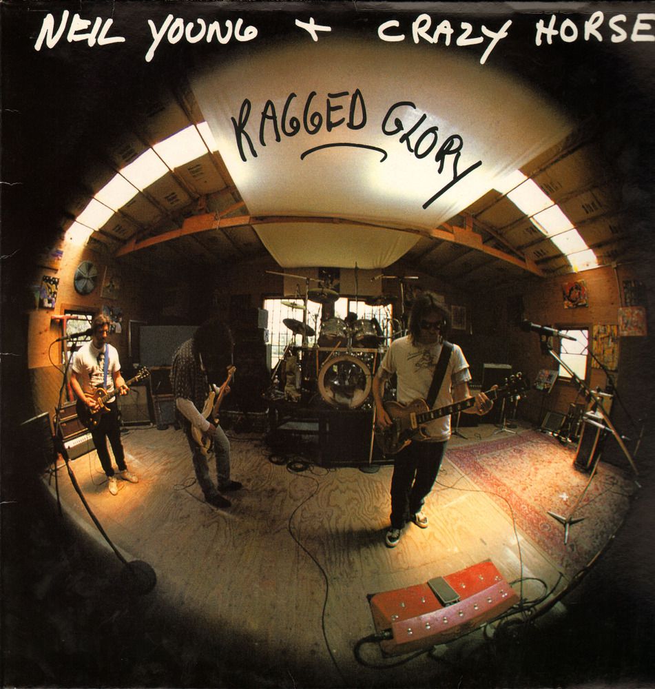 El disco más rockero de su carrera, ‘Ragged Glory’ funciona como una continuación de la cara B de ‘Rust never sleeps’. Junto a sus inseparables Crazy Horse, Young se adelanta en un año a la explosión del grunge y se convierte en el ‘padrino’ del género. Su gusto por vestirse como un leñador canadiense también tuvo mucho que ver… Una explosión de electricidad que confirmaba a Young como uno de los pocos músicos de la generación ‘Woodstock’ que seguía manteniendo la mejor forma intacta.