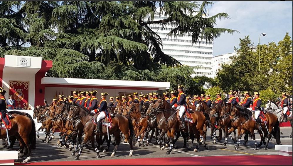 Desfile militar del 12-O, presidido por los Reyes
