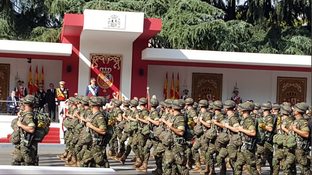 Desfile militar del 12-O, presidido por los Reyes