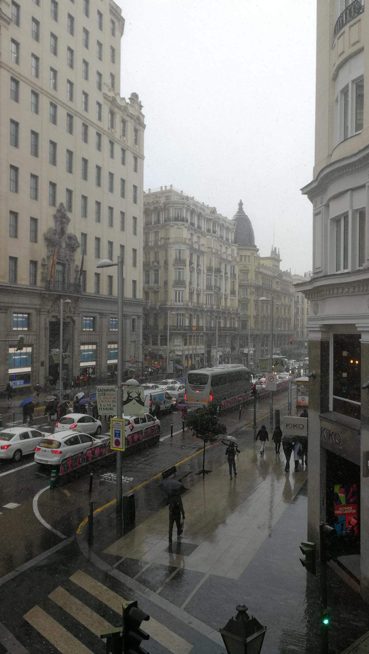 El centro de Madrid se ha visto afectado por la nevada caida durante horas, aunque no ha llegado a cuajar. 