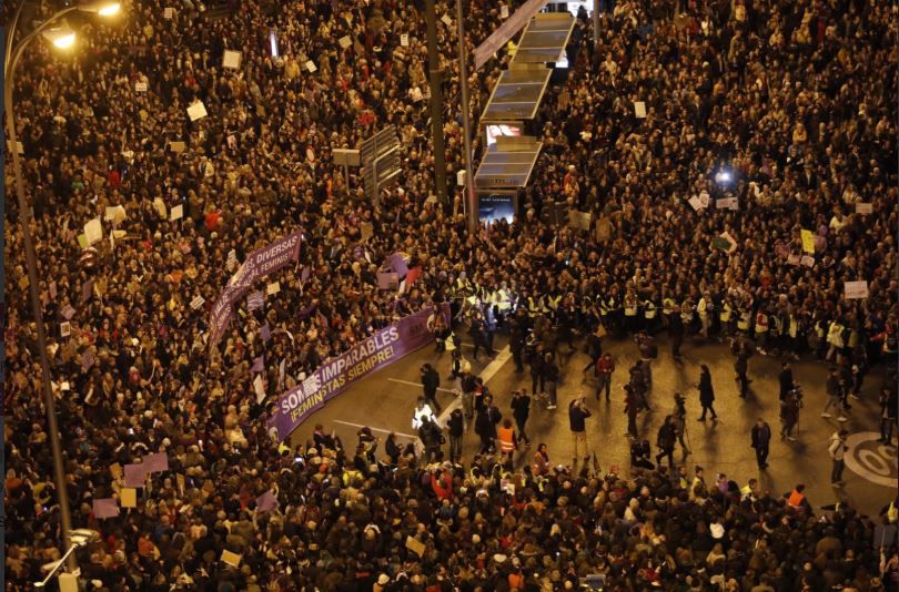 Cabecera de la manifestación feminista del 8-M desbordada por delante