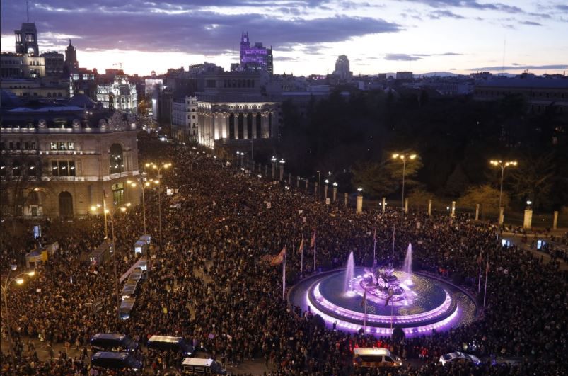 La manifestación feminista del 8-M desborda la plaza de Cibeles en Madrid