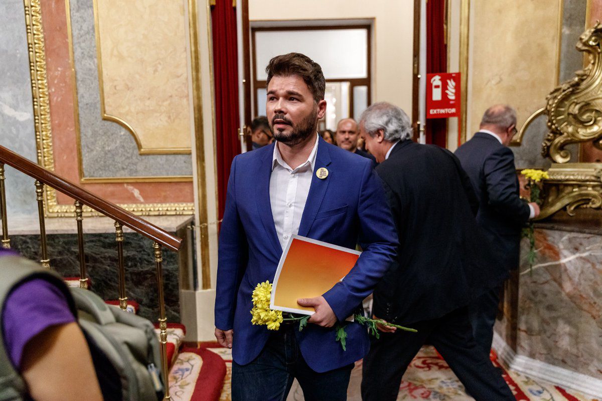 Gabriel Rufián, entrando en el hemiciclo