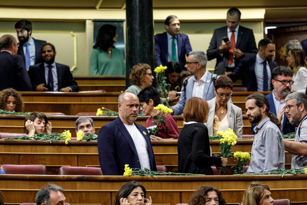 ERC asistió con atención al discurso y muchas flores amarillas en alusión a sus presos