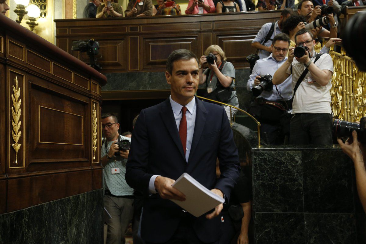 Pedro Sánchez, en la tribuna del Congreso realizando su discurso de investidura