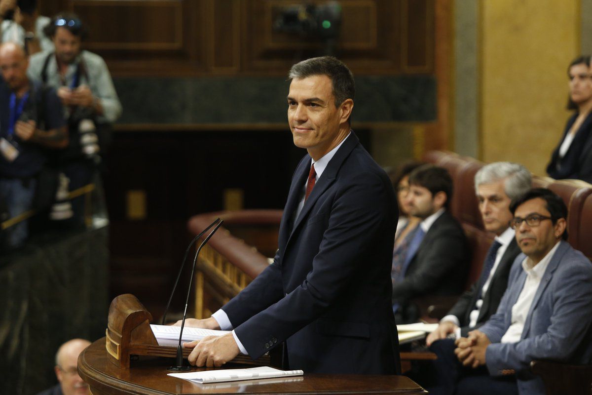 Pedro Sánchez, en la tribuna del Congreso realizando su discurso de investidura