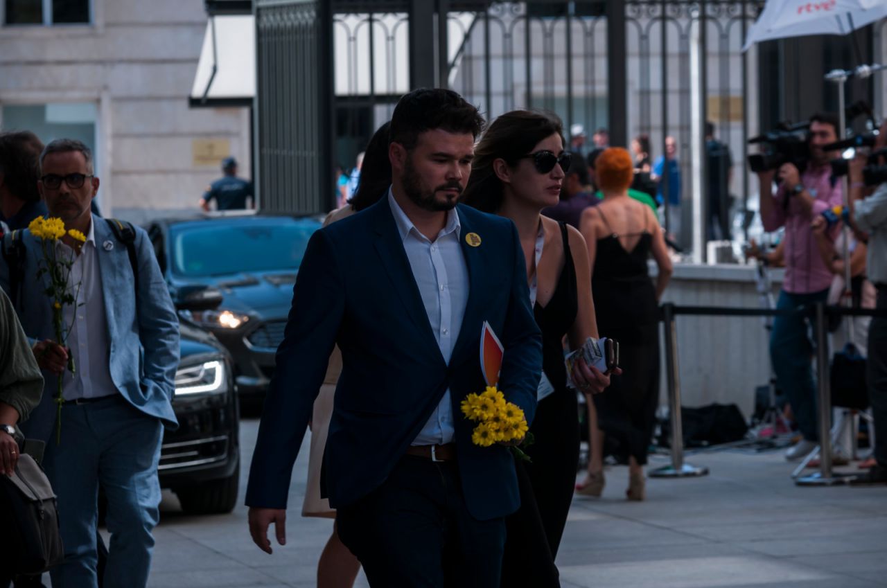 Los diputados de ERC, liderados por Gabriel Rufián, llegando al Congreso con flores amarillas para evitar los vetados lazos en solidaridad con los políticos presos de su partido