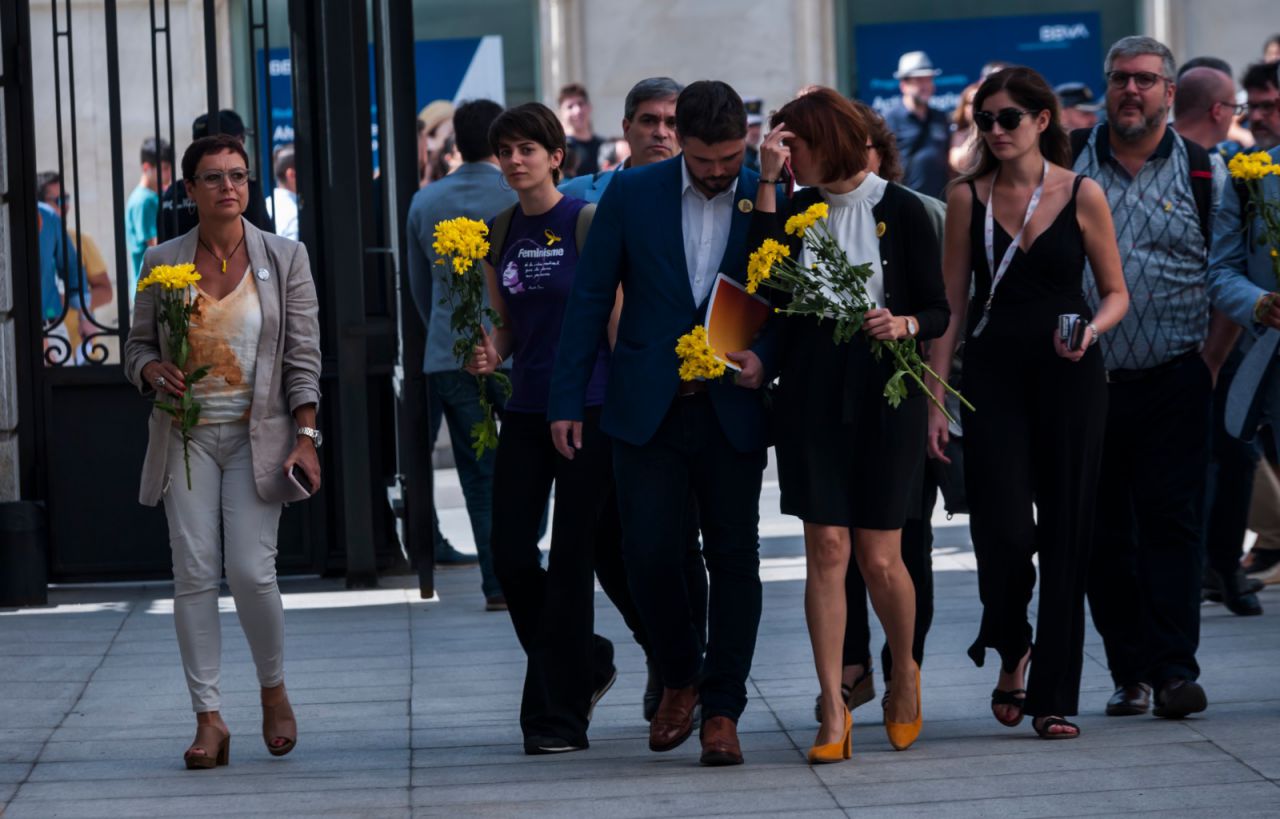 Los diputados de ERC, liderados por Gabriel Rufián, llegando al Congreso con flores amarillas para evitar los vetados lazos en solidaridad con los políticos presos de su partido