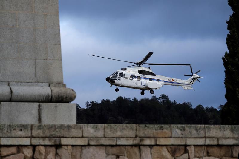 El helicóptero que transportará el féretro con los restos mortales de Francisco Franco hasta el cementerio de El Pardo-Mingorrubio, un Super Puma del Ejército del Aire