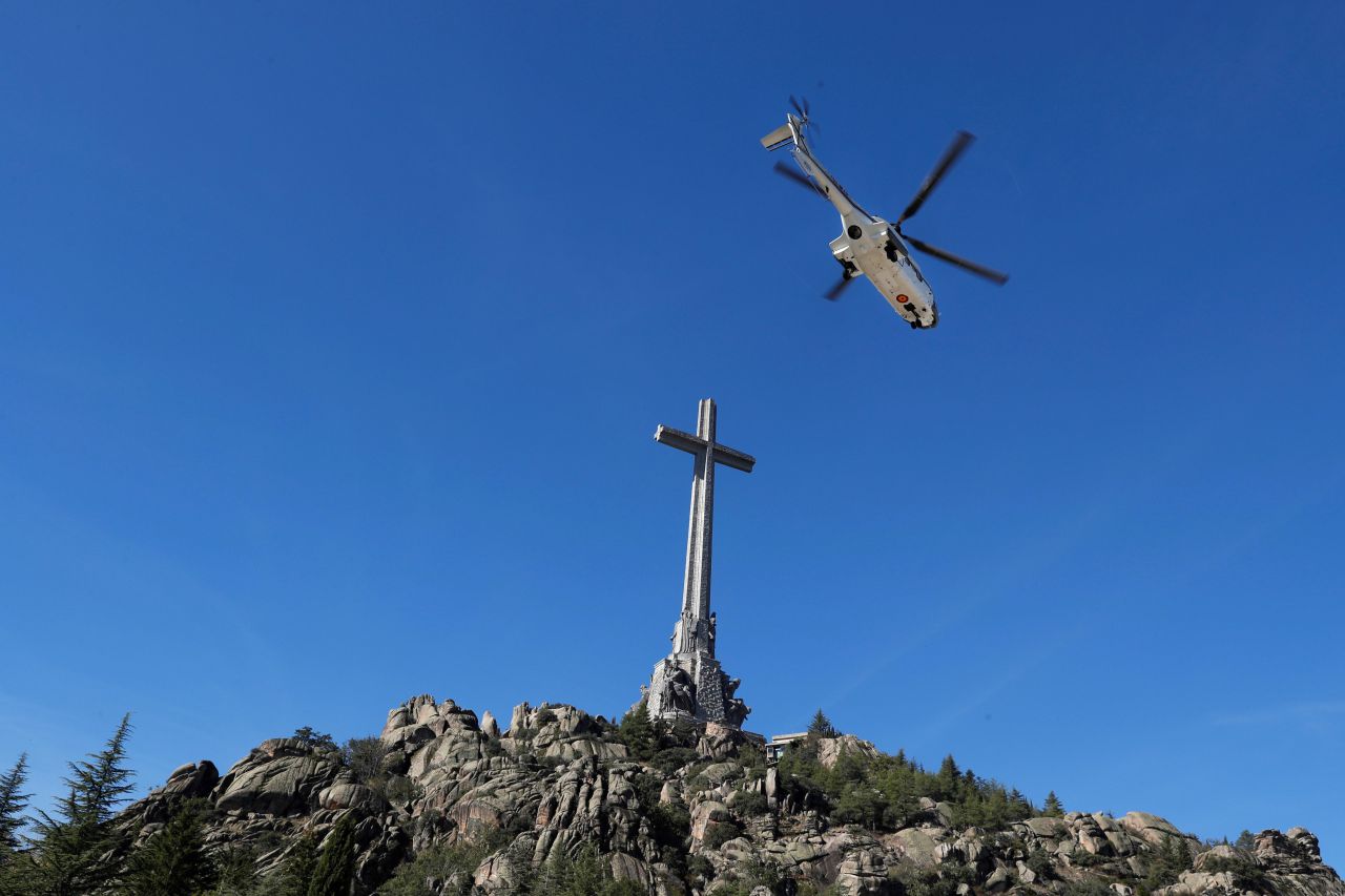 Helicóptero saliendo del Valle de los Caídos