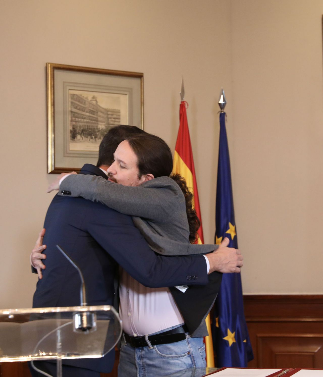 12 de noviembre: Pedro Sánchez y Pablo Iglesias se daban un abrazo para sellar su tan esperado acuerdo para un gobierno de coalición