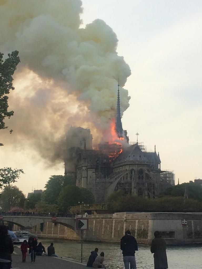 15 de abril: la mítica catedral de Notre Dame de París ardía en un gran incendio que tuvo como origen las obras de reforma. El mundo entero lloró esta pérdida simbólica del arte religioso