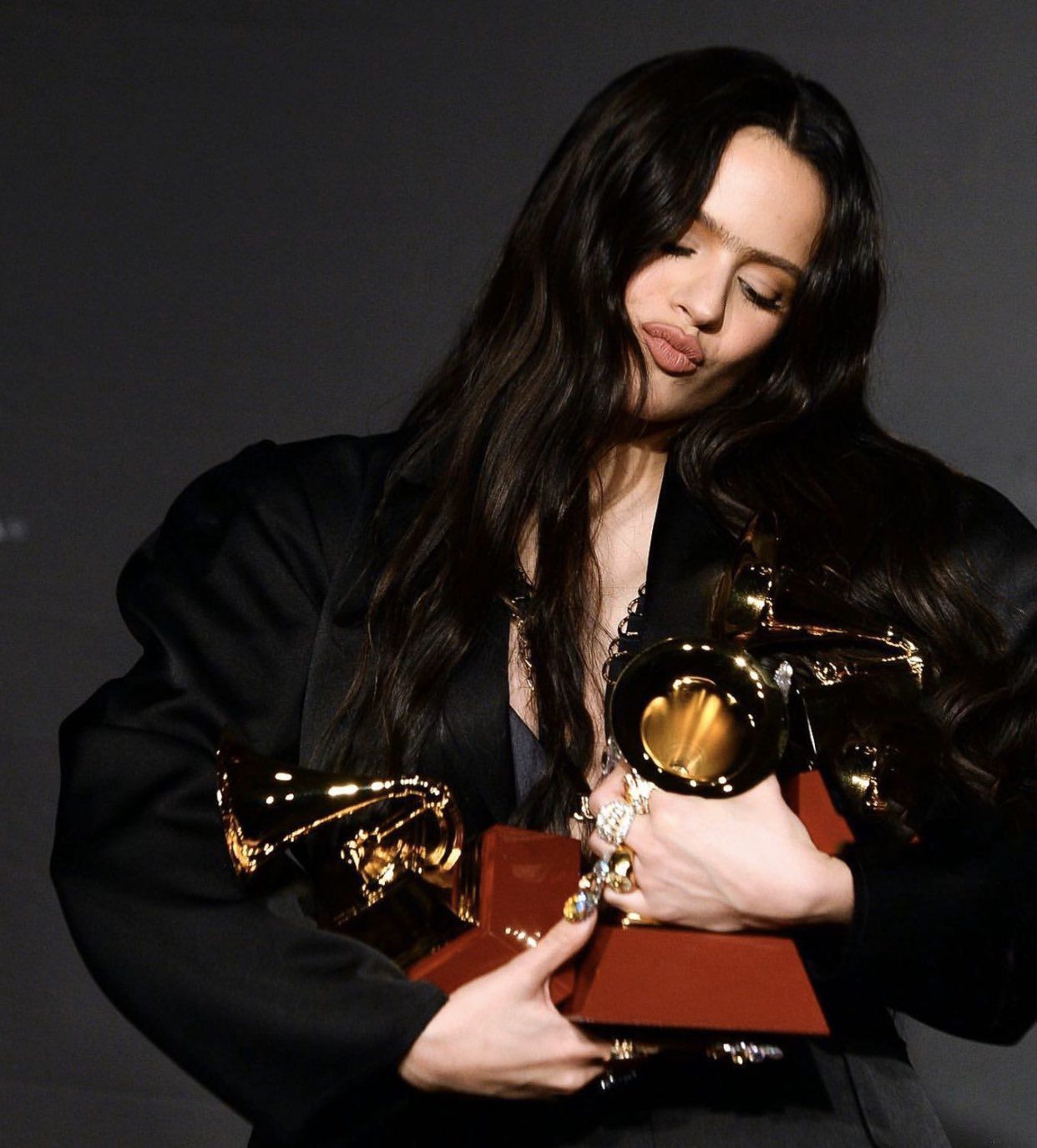 15 de noviembre: el huracán Rosalía siguió haciendo de las suyas en 2019 y finalizaba el año con 5 premios Grammy Latinos, entre ellos al mejor disco por su álbum 'El mal querer'