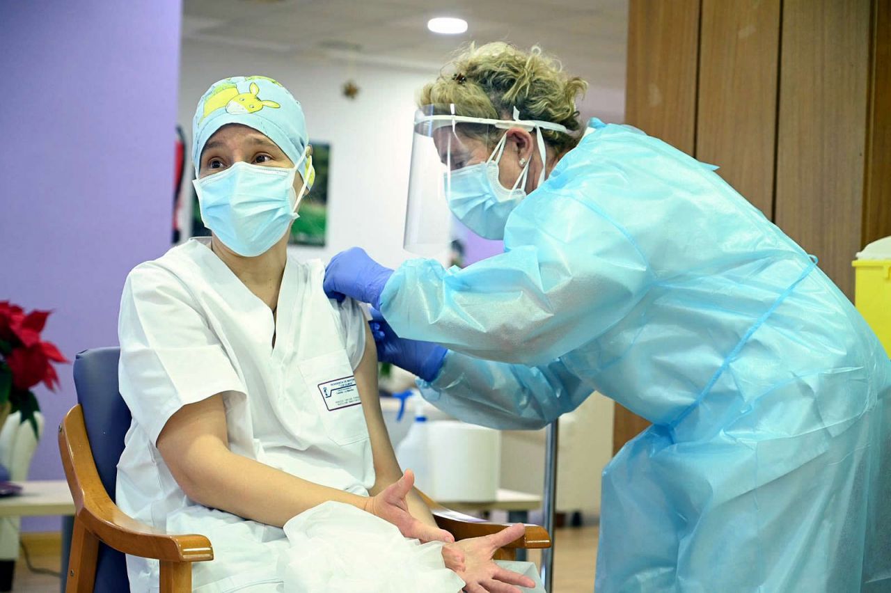 Mónica Tapias, primera sanitaria en recibir una dosis. Lo hizo en la residencia Los Olmos, en Guadalajara
