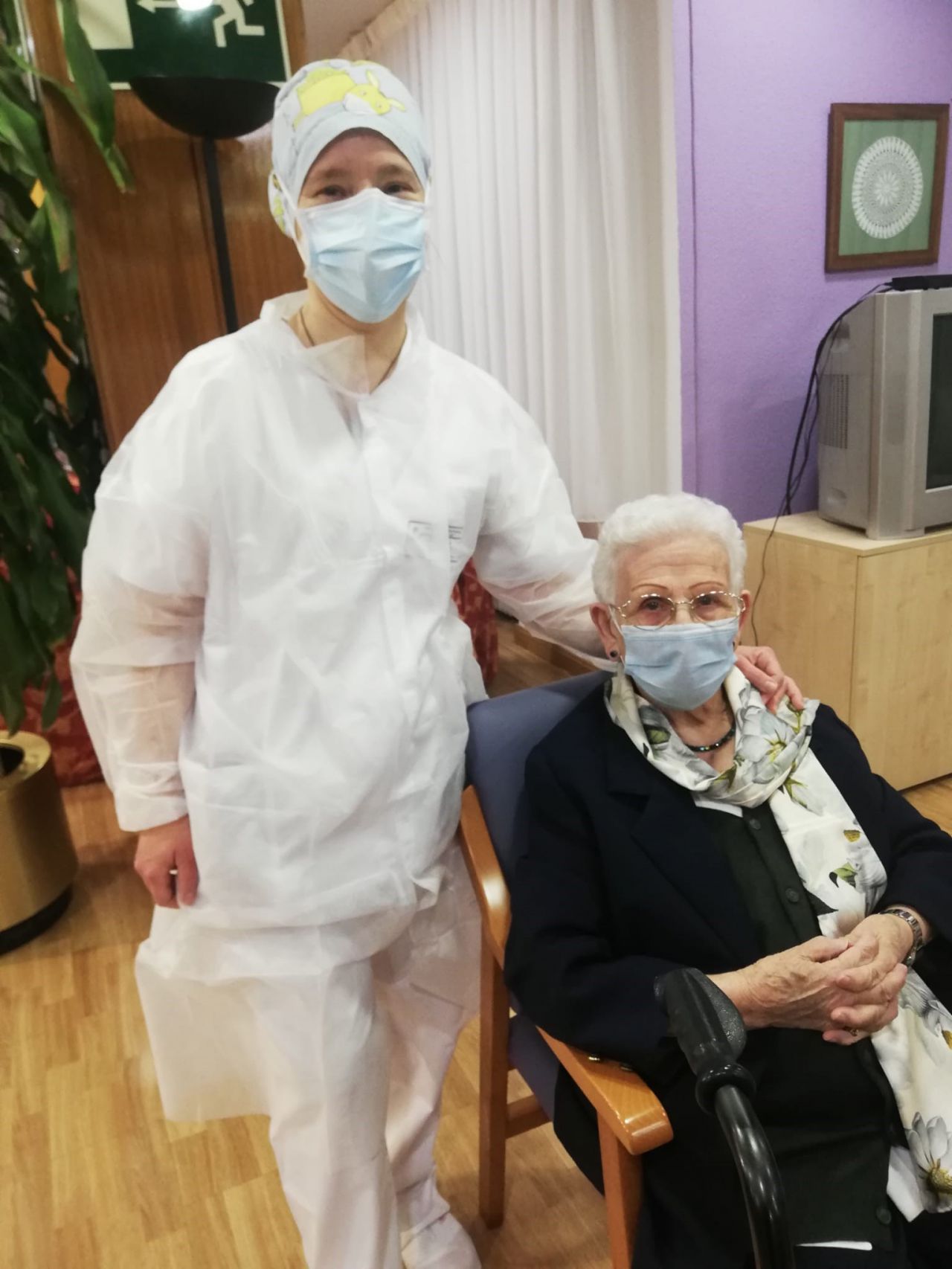 Araceli Rosario Hidalgo, primera vacunada en España, en su residencia Los Olmos, en Guadalajara, tras recibir su dosis