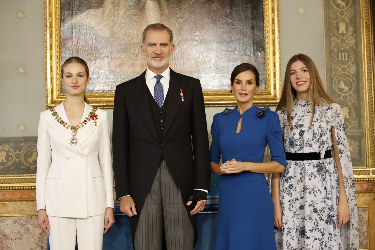 Leonor, con el Collar de la Orden de Carlos III, junto a la Familia Real