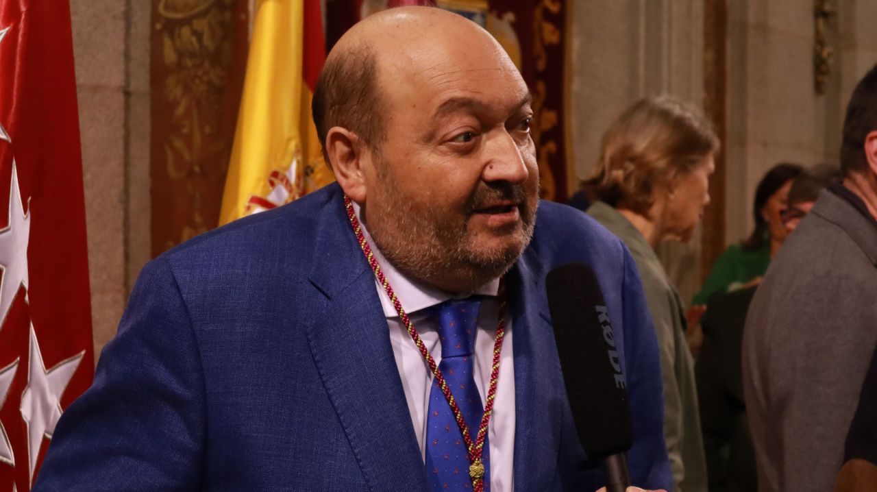 Constantino Mediavilla recoge la medalla de honor del Instituto de Estudios Madrileños