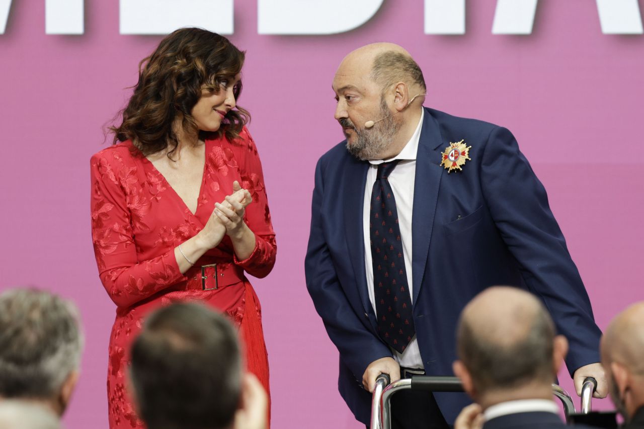 Isabel Díaz Ayuso entrega la Gran Cruz de la Orden del Dos de Mayo a Constantino Mediavilla