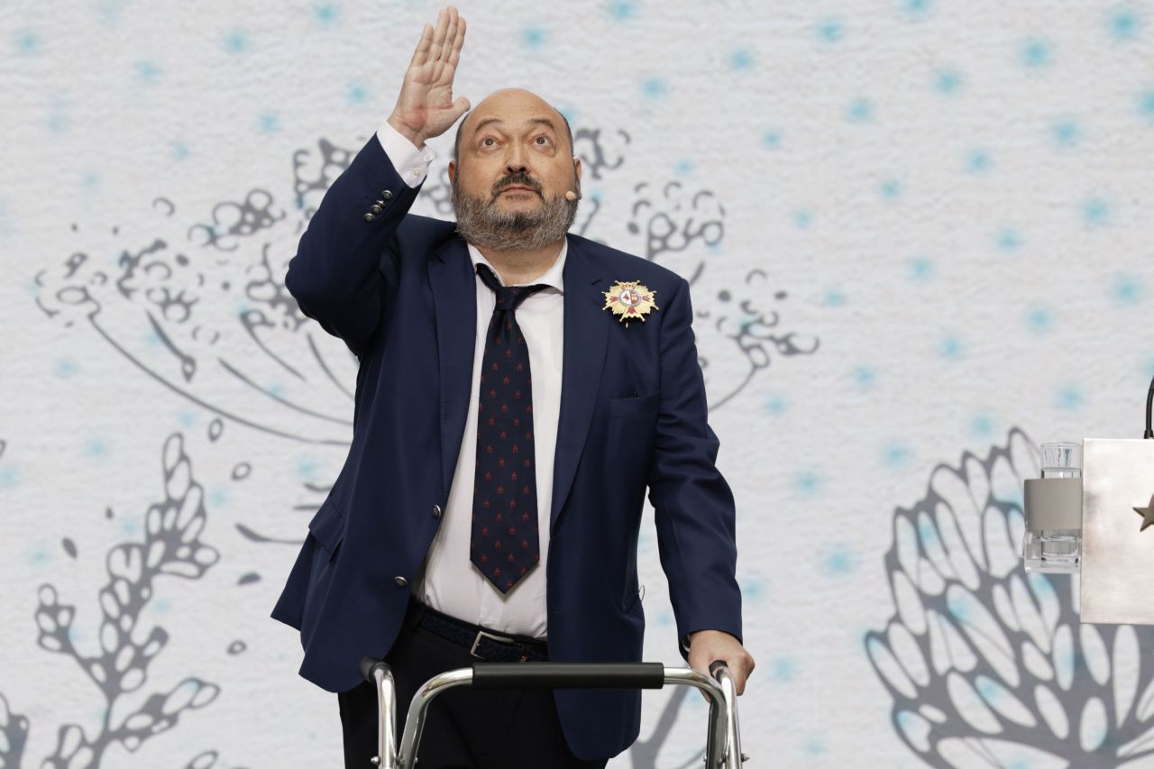 Isabel Díaz Ayuso entrega la Gran Cruz de la Orden del Dos de Mayo a Constantino Mediavilla