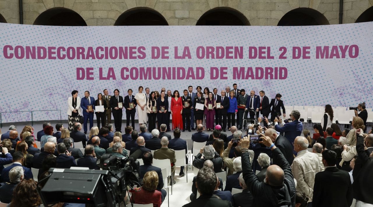 Isabel Díaz Ayuso entrega la Gran Cruz de la Orden del Dos de Mayo a Constantino Mediavilla