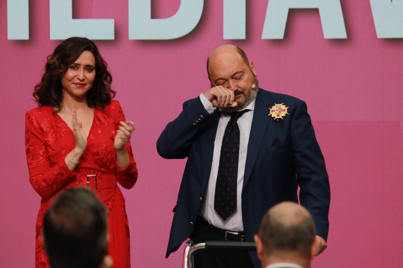 Isabel Díaz Ayuso entrega la Gran Cruz de la Orden del Dos de Mayo a Constantino Mediavilla