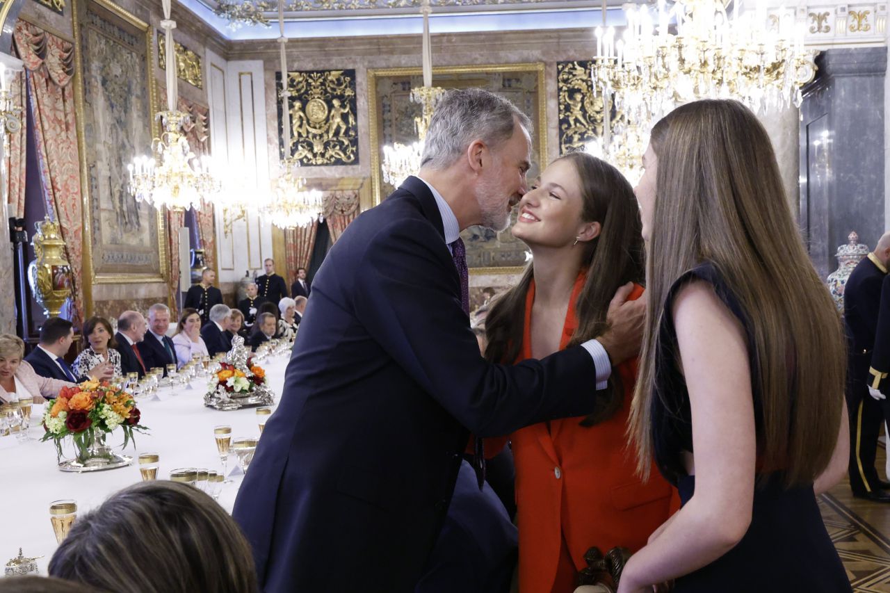 El rey Felipe saluda a sus hijas