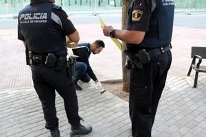 Alcalá de Henares combate las cacas de perros con registro de ADN y multas