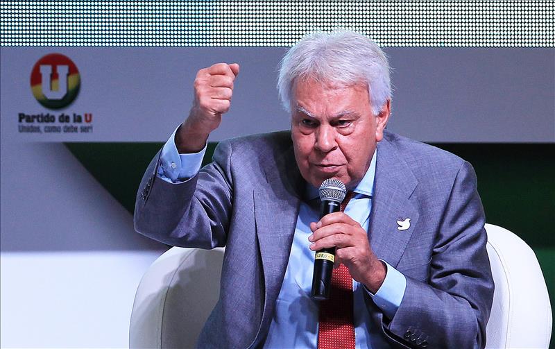 Felipe González llega sin problemas a Caracas para defender a opositores