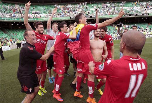 Cara y cruz en el final de Liga Adelante: el Sporting vuelve a ser de Primera y el Racing de 2ª B