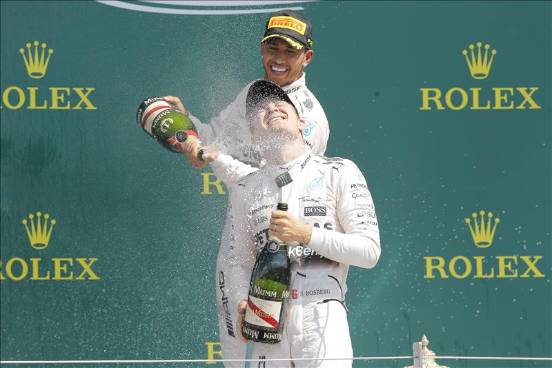 Hamilton gana por estrategia la carrera más entretenida del año