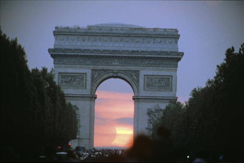 La policía dispara contra un coche cerca de la meta del Tour en París