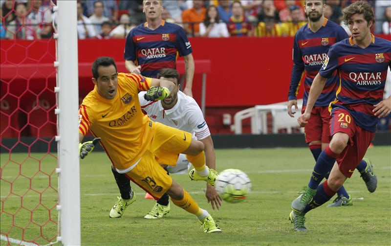 2-1. El Barcelona pierde gas sin Messi ante un redimido Sevilla