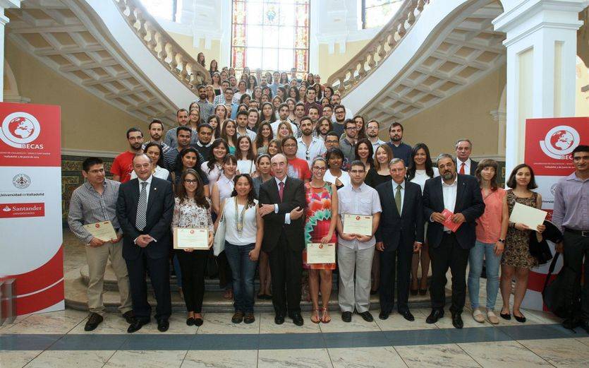 La Universidad de Valladolid y Banco Santander entregan 126 becas a estudiantes con talento