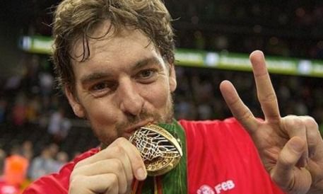 Pau con la medalla de oro del anterior Eurobasket