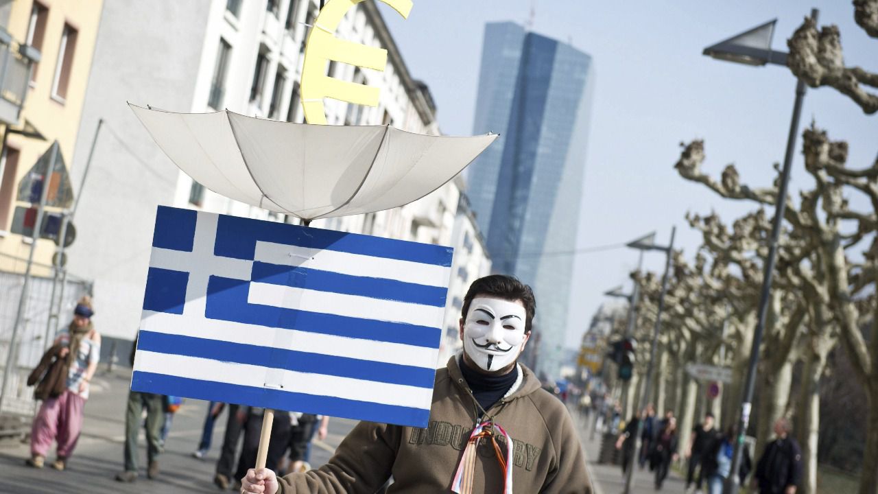 El BCE 'inyectará' de urgencia 1.100 millones de euros a los bancos griegos para afrontar la 'fuga de capitales'