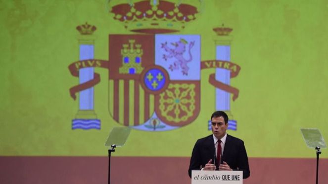 La bandera gigante de Pedro Sánchez continúa en el centro del debate político