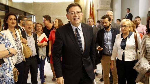 Ximo Puig, investido presidente de la Comunidad Valenciana con el apoyo de Compromís y 8 de los 13 diputados de Podemos