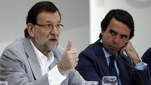 Rajoy responde a las críticas de Aznar defendiendo la labor del Ejecutivo 'ante la mayor crisis en décadas'