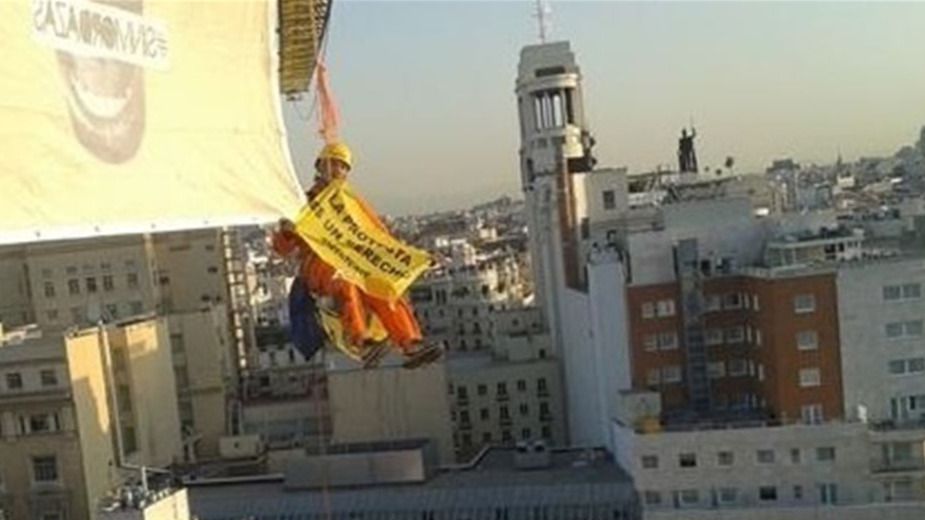 Activistas de Greenpeace se cuelgan del Congreso a través de una grúa para protestar contra la 'Ley Mordaza'