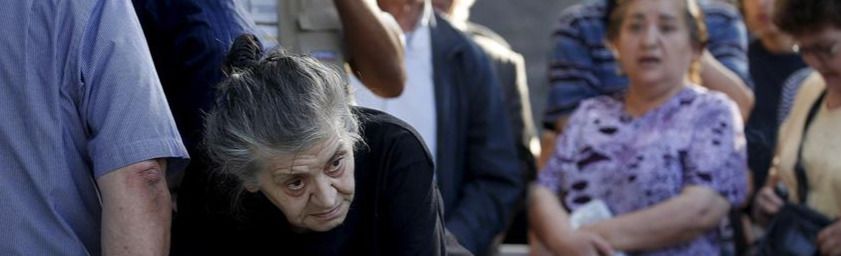 Ahora sí, Grecia entra "en mora": el FMI confirma el impago del país heleno y comienza el caos
