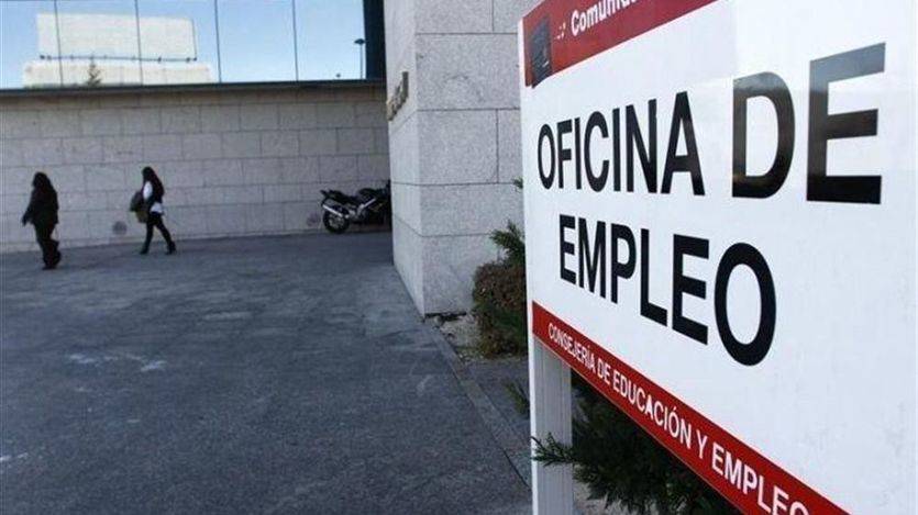 El paro bajó en junio en casi 100.000 personas, pero se ralentiza la creación de empleo