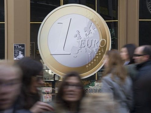 El euro cae tras el triunfo del &#39;no&#39; en el refer&#233;ndum de Grecia