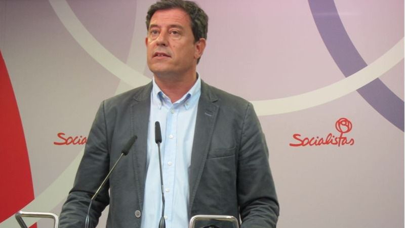 Un problema menos para Pedro Sánchez: Gómez Besteiro renuncia a ser senador mientras esté imputado