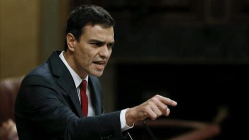 Sánchez critica a Rajoy "por no mover una coma" de la Constitución, y a Iglesias por querer "liquidarla"
