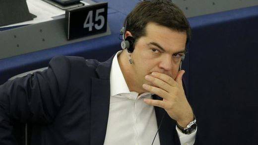 Tsipras, sin llegar al 'zapaterazo', mete tijera en casi todo para lograr el rescate europeo