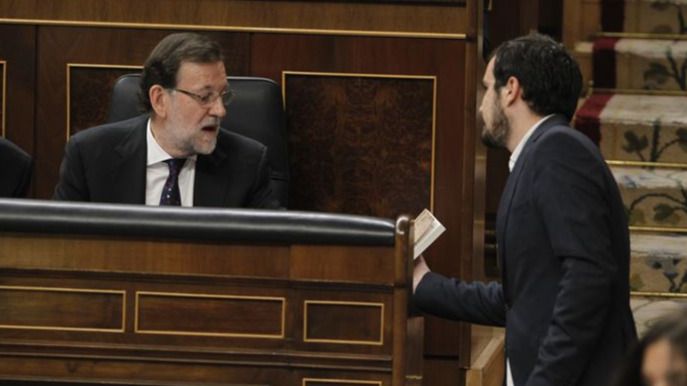Alberto Garzón entrega  'Las consecuencias económicas de la paz' del economista John Maynard Keynes a Mariano Rajoy 