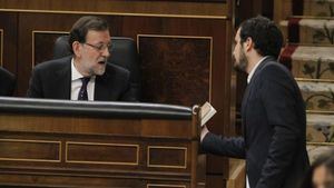 Garzón sorprende a Rajoy regalándole un libro de Keynes para que sepa lo que es "humillar a los pueblos"