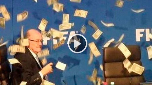 Blatter recibe un 'baño' de billetes falsos